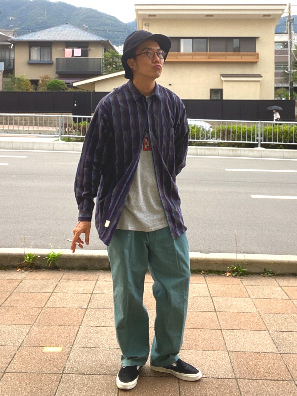 「古着、古着MIX、秋服準備はじめました、patagonia、ワークパンツ、パープル、ハット、コンバース、スリッポン、スケータースタイル、柄シャツ、メガネ男子、シャツスタイル、カジュアルコーデ、ストリートコーデ」｜「patagoniaのアイテム（シャツ/ブラウス、パープル系）」を使った、tsutomuneさん（メンズ・180cm）の秋コーディネートの1枚目の写真