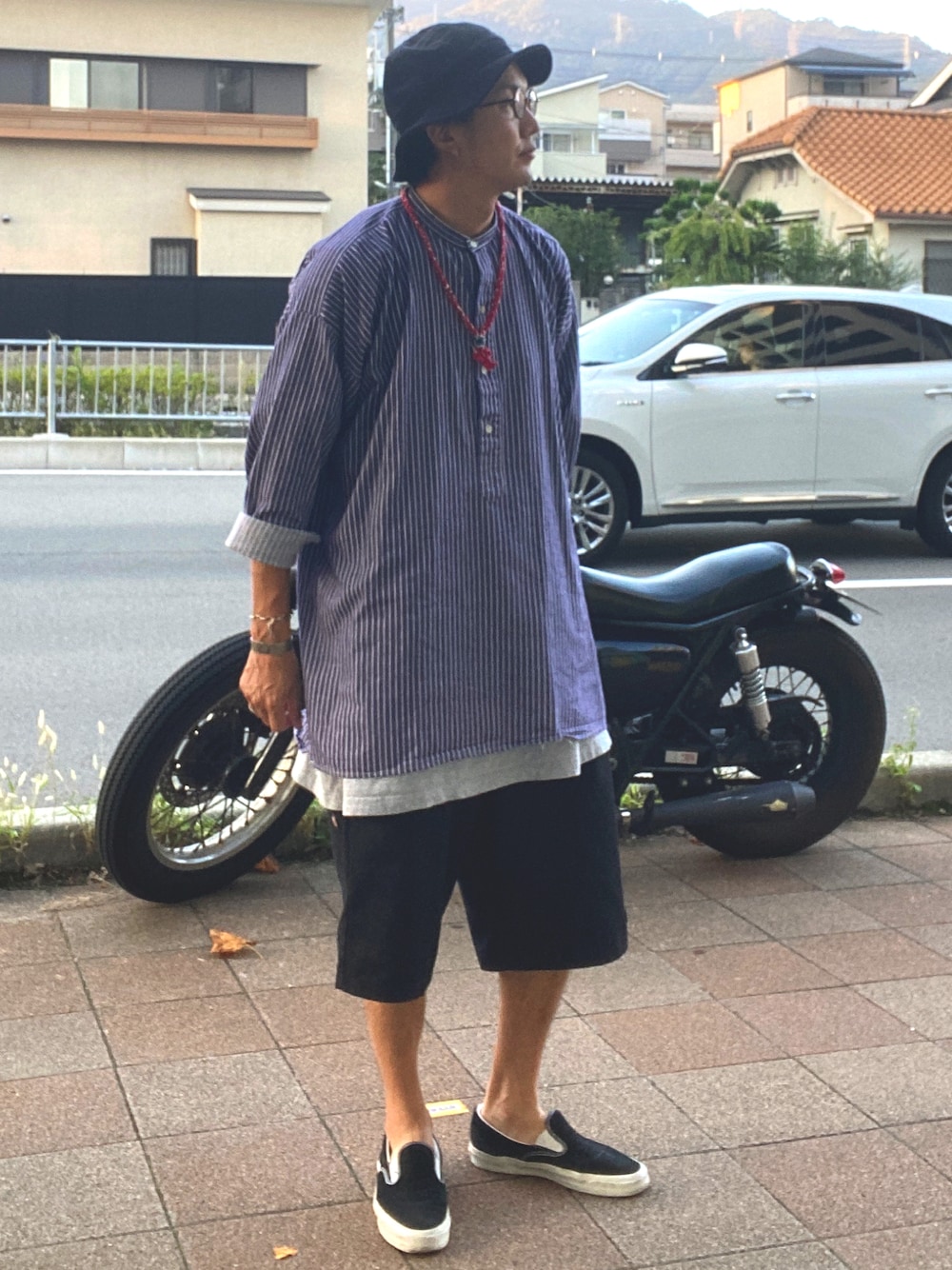 「古着、古着MIX、秋コーデ、ハット、ストライプシャツ、フィッシャーマンシャツ、ロングシャツ、スリッポン、バンダナネックレス、ハーフパンツ、ショートパンツ、休日スタイル、ゆるコーデ、シャツスタイル、プルオーバーシャツ」｜「古着屋オリジナルのアイテム（ハット、ブラック系）」を使った、tsutomuneさん（メンズ・180cm）の秋コーディネートの1枚目の写真