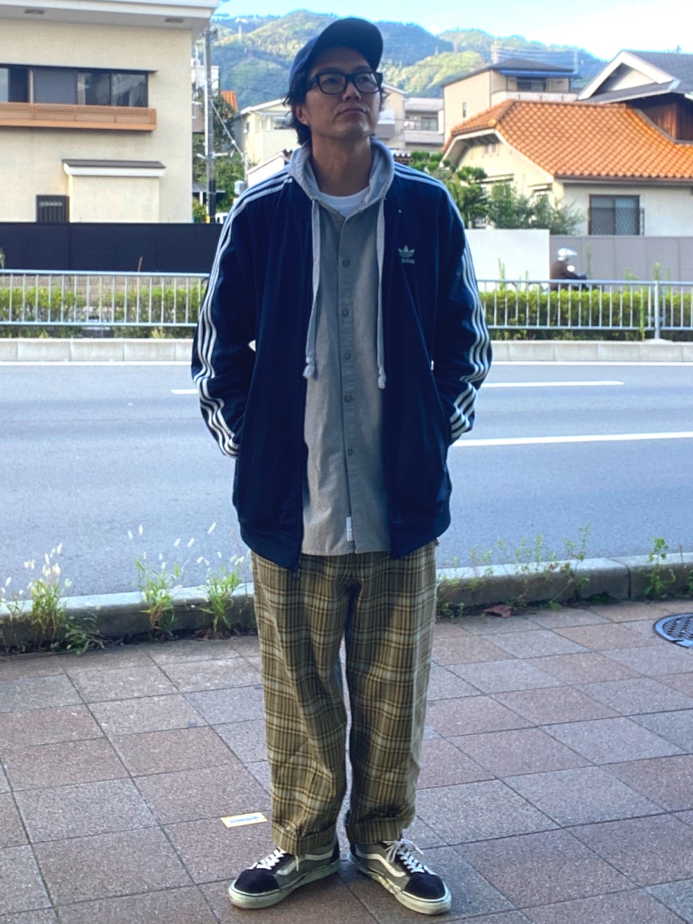 「古着、古着MIX、ストリート、adidas、ジャージ、スポーツミックス、柄パンツ、チェックパンツ、アディダス、レイヤードスタイル、キャップ、シャツスタイル、スニーカーコーデ、ラフ、メガネ男子」｜「KAPITALのアイテム（スラックス、イエロー系）」を使った、tsutomuneさん（メンズ・180cm）の秋コーディネートの1枚目の写真