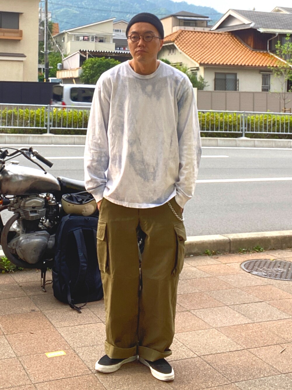 「古着、古着MIX、春夏コーデ、ロンT、タイダイ柄、ミリタリーパンツ、軍パン、ストリート、ストリートコーデ、ビーニー、ニット帽、スリッポン、ラフ、シンプルコーデ、メガネ男子」｜「LEUCHTFEUERのアイテム（ニットキャップ/ビーニー、ブラック系）」を使った、tsutomuneさん（メンズ・180cm）の春コーディネートの1枚目の写真