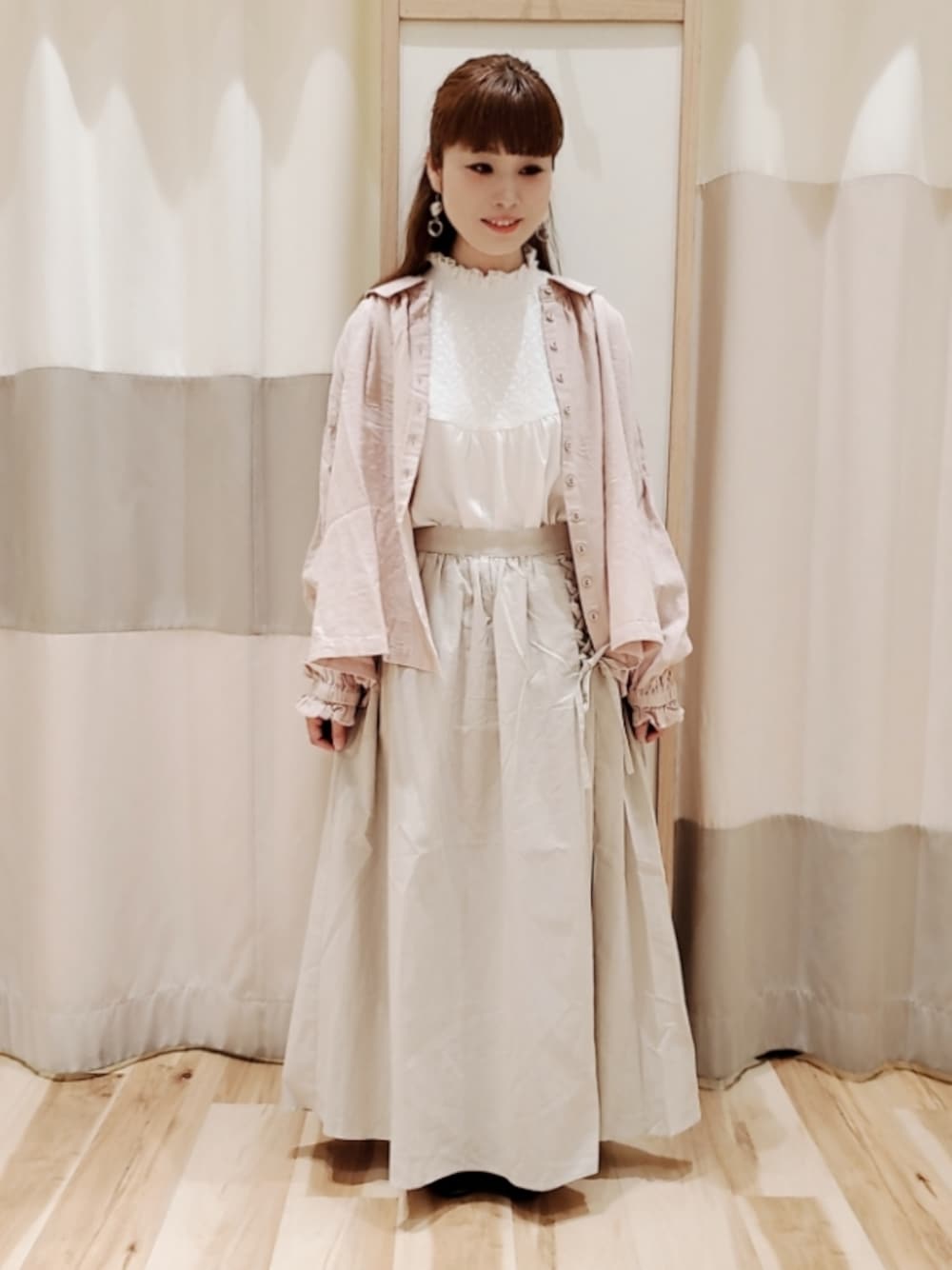 「サマンサ モスモス(Samansa Mos2)、SM2、大人かわいい、ボリューム袖、筑紫野イオン、大人ガーリー、レースアップスカート、サボ、ピンク」｜「Samansa Mos2のアイテム（スカート、ベージュ系）」を使った、kumimikuさん（レディース・148cm）の秋コーディネートの1枚目の写真