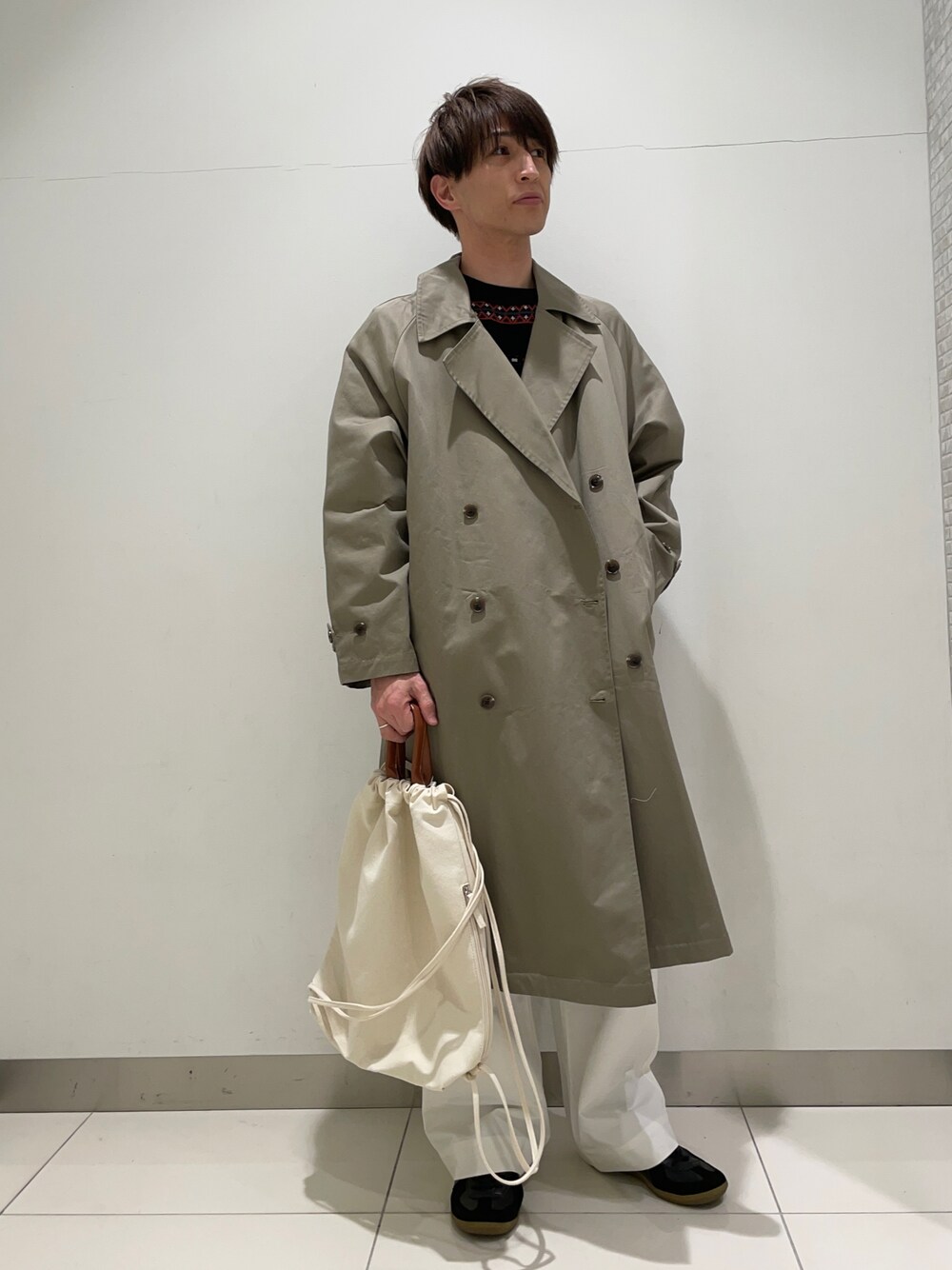 「ショルダーバッグ、ロングコート、SENSEOFPLACE、春色、韓国ファッション、ニツト、フレアパンツ、ビッグシルエット、トレンチコート、休日スタイル、春服みてみて」｜「SENSE OF PLACE by URBAN RESEARCHの『イージーケア』マルチジャガードセーター（ニット/セーター、ブラック系）」を使った、kyoroさん（メンズ・177cm）の冬コーディネートの1枚目の写真