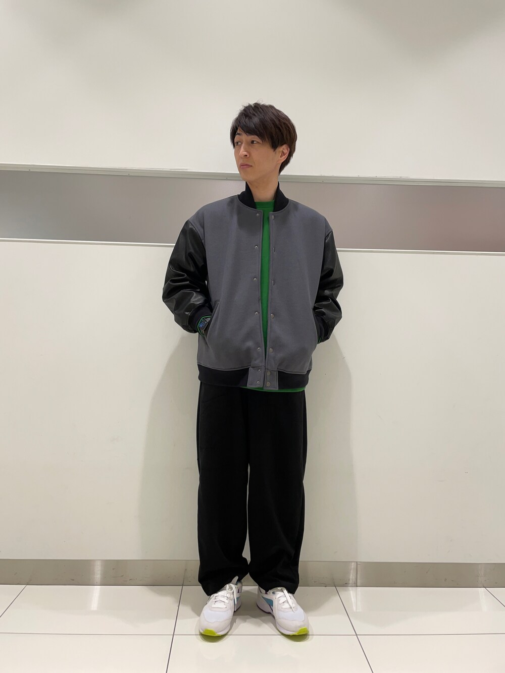 「スタジャン、グリーン、冬コーデ、スニーカーコーデ、休日スタイル、プチプラ、SENSEOFPLACE、シンプルコーデ、おしゃれさんと繋がりたい、いいね、save、フォローお願いします🤑、キルティングジャケット、冬アウター」｜「SENSE OF PLACE by URBAN RESEARCHのNewzealandWoolスタジャン（スタジャン、グレー系）」を使った、kyoroさん（メンズ・177cm）の秋コーディネートの1枚目の写真
