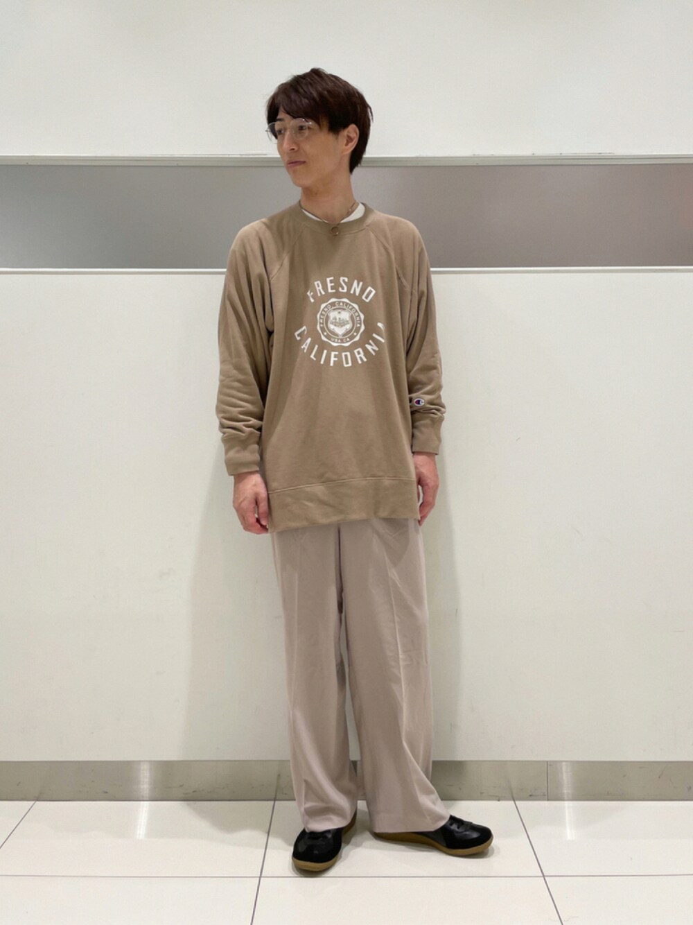 ベージュ系のスウェット、ベージュ系のその他パンツ、ブラック系のスニーカーを着用したメンズの秋コーディネートの1枚目の写真