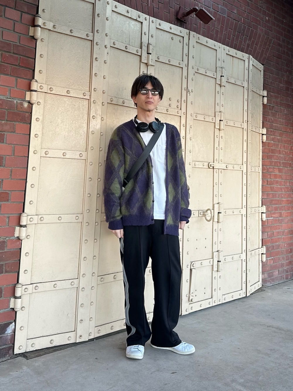 その他のカーディガン/ボレロ、ホワイト系のTシャツ/カットソー、ブラック系のその他パンツを着用したメンズの冬コーディネートの1枚目の写真