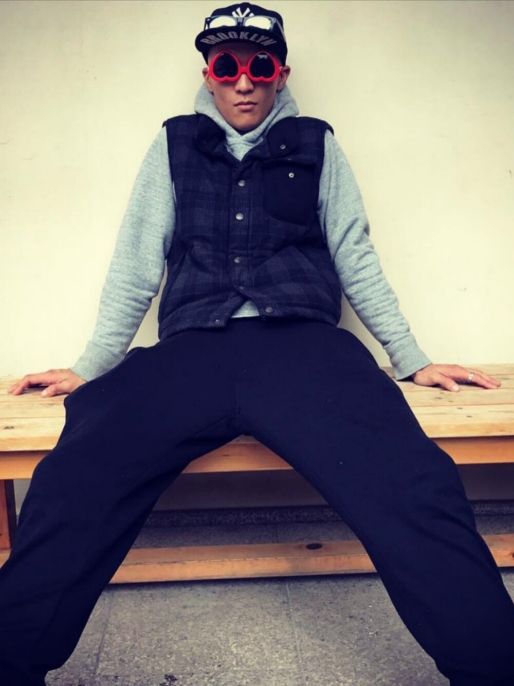 「しまむらのアイテム（ダウンベスト、ブラック系）」を使った、takuya0912さん（メンズ・183cm）の春コーディネートの1枚目の写真