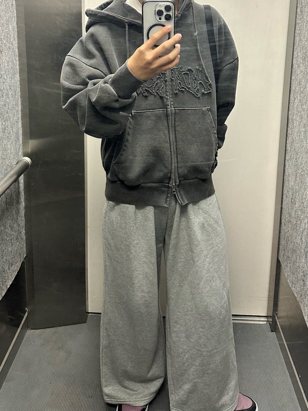 「UNIQLOのアイテム（スウェットパンツ、グレー系）」を使った、fooookさん（メンズ・165cm）の春コーディネートの1枚目の写真