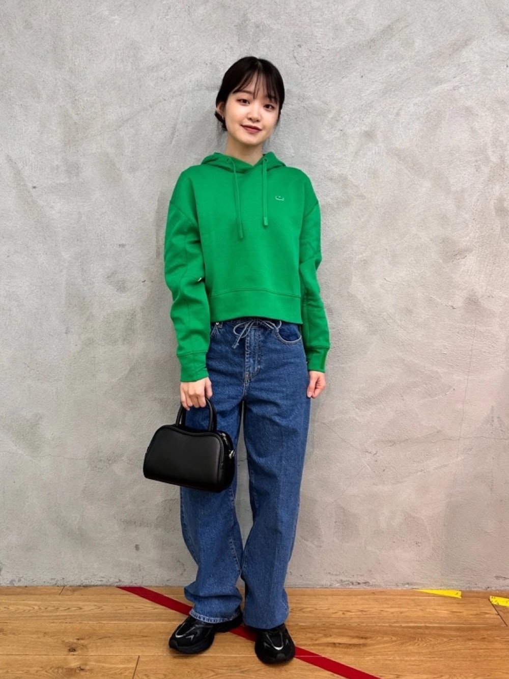 「スウェット、デニムパンツ、鞄、レザーバッグ」｜「LACOSTEのワイド＆クロップドフードスウェットパーカー / フーディー（パーカー、グリーン系）」を使った、momoさん（レディース・166cm）の春コーディネートの1枚目の写真