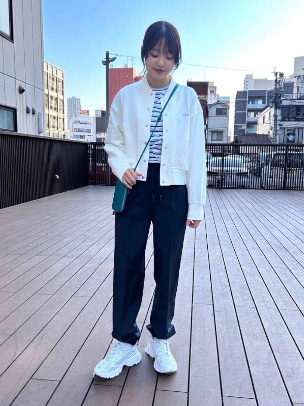 「Tシャツ、ボーダー、スウェットブルゾン」｜「LACOSTEのベーシックボーダーロングスリーブTシャツ（Tシャツ/カットソー、ホワイト系）」を使った、momoさん（レディース・166cm）の春コーディネートの1枚目の写真