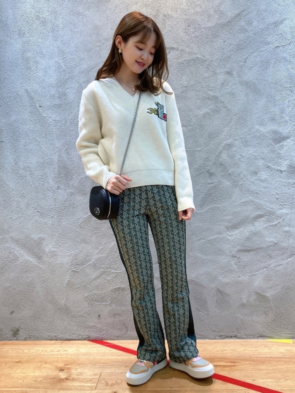 「ニット」｜「LACOSTEのシーズナルワッペンVネックニットセーター（ニット/セーター、ホワイト系）」を使った、momoさん（レディース・166cm）の春コーディネートの1枚目の写真