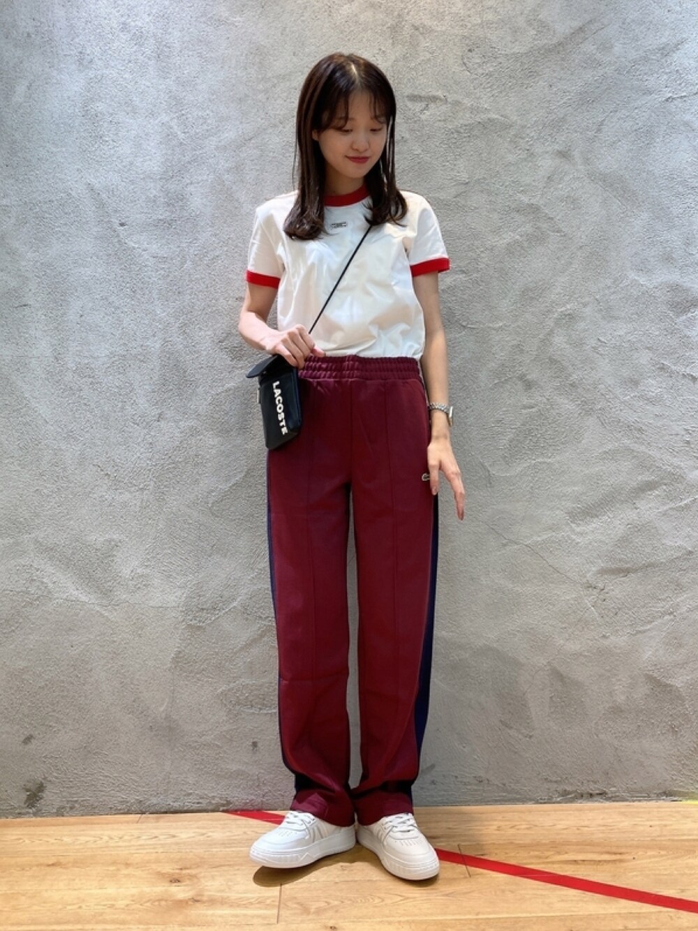 「LACOSTEのラコステテニストリムTシャツ（Tシャツ/カットソー、ホワイト系）」を使った、momoさん（レディース・166cm）の春コーディネートの1枚目の写真