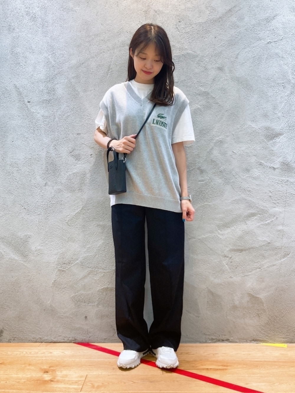 「ベスト、シューズ、グレー、ニット」｜「LACOSTEのクラシックVネックニットベスト（ベスト、グレー系）」を使った、momoさん（レディース・166cm）の春コーディネートの1枚目の写真