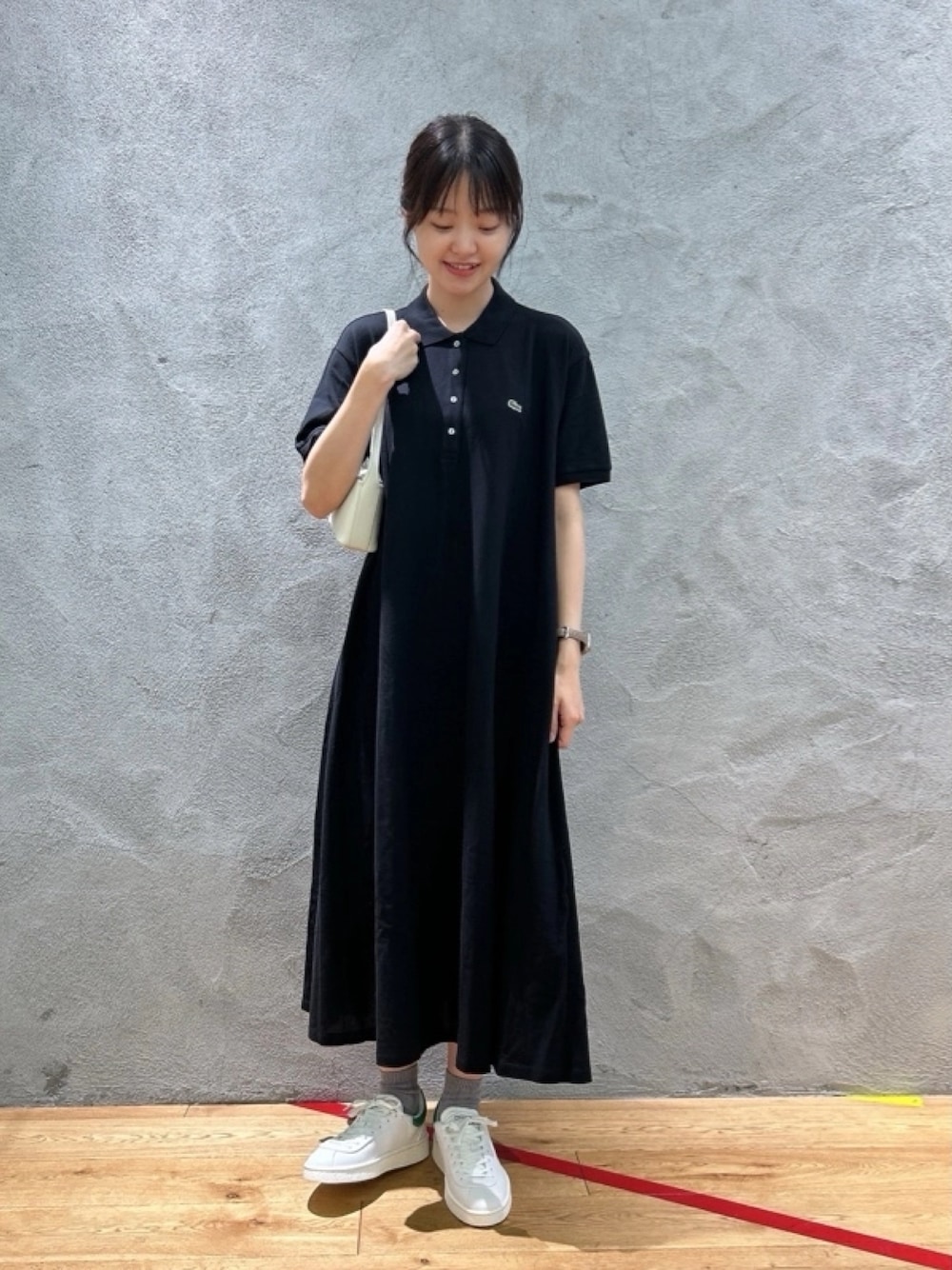 「ポロワンピ、ワンピース、ラコステ」｜「LACOSTEの鹿の子地マキシ丈ドレス（シャツワンピース、ブラック系）」を使った、momoさん（レディース・166cm）の春コーディネートの1枚目の写真