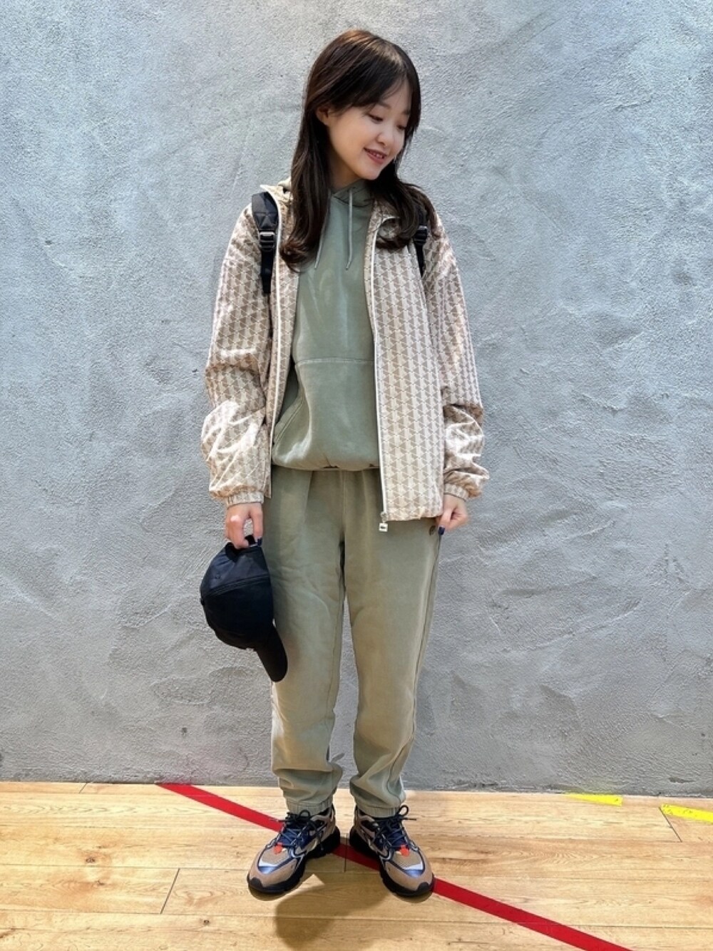 「スウェット、セットアップ、スニーカー、リュック、バックプリント、モノグラム」｜「LACOSTEのナチュラルダイスウェットトラックパンツ（スウェットパンツ、グリーン系）」を使った、momoさん（レディース・166cm）の春コーディネートの1枚目の写真