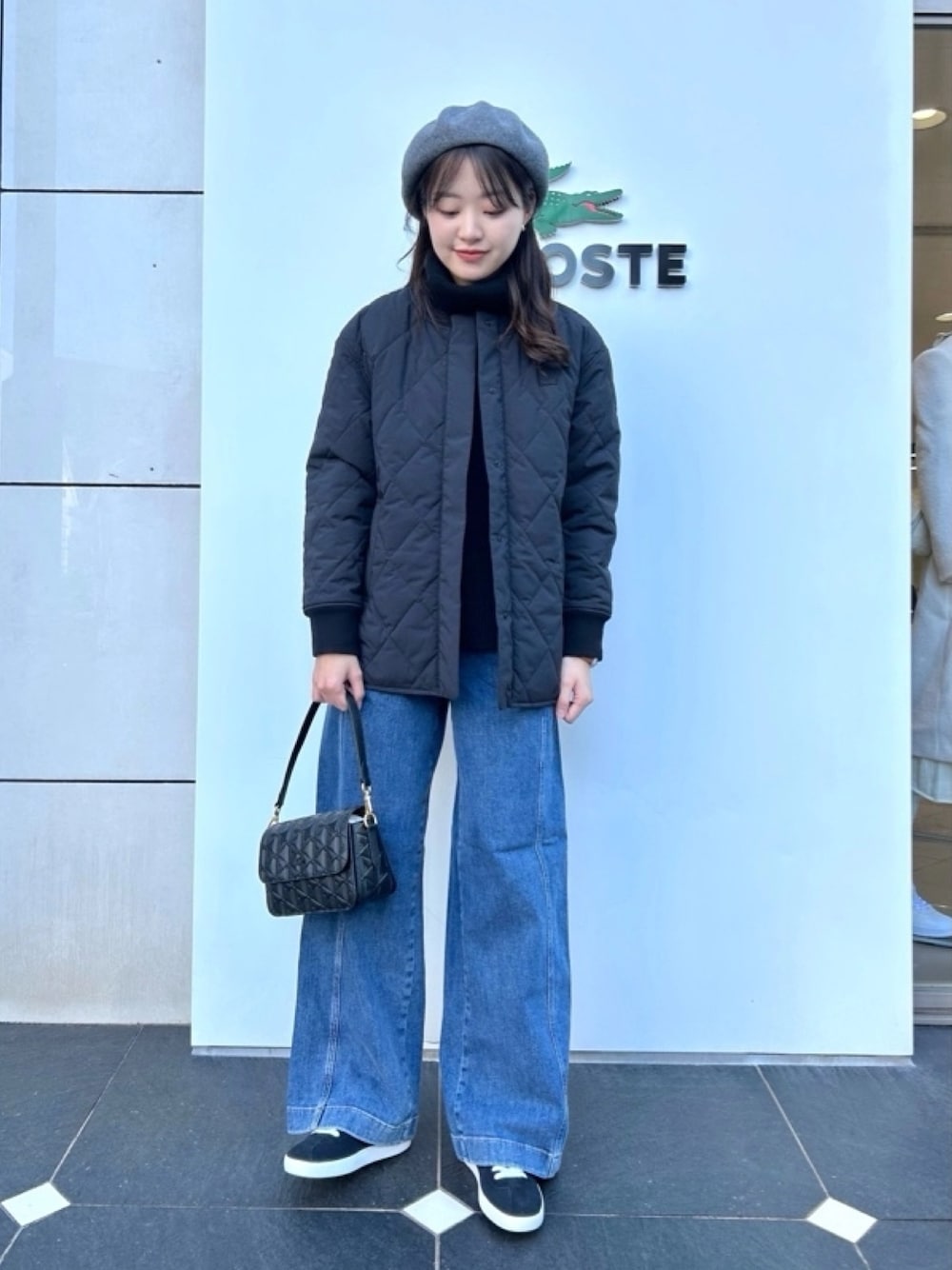 「タートルネック、ニット、ベレー帽、キルティングジャケット」｜「LACOSTEのラウンドヘムライン ボックスシルエット撥水キルティングジャケット（ノーカラージャケット、ブラック系）」を使った、momoさん（レディース・166cm）の春コーディネートの1枚目の写真