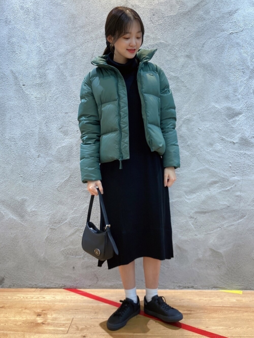 「黒、ワンピース、緑、アウター、シューズ」｜「LACOSTEのクロックステッチダウンジャケット（ダウンジャケット/コート、グリーン系）」を使った、momoさん（レディース・166cm）の春コーディネートの1枚目の写真
