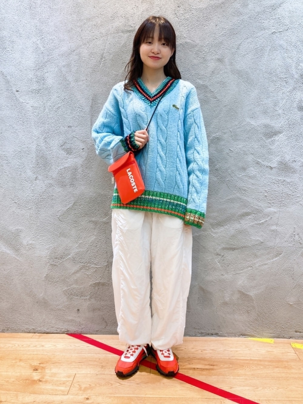 「LACOSTEのデコラティブリブニットチルデンセーター（ニット/セーター、ブルー系）」を使った、momoさん（レディース・166cm）の春コーディネートの1枚目の写真
