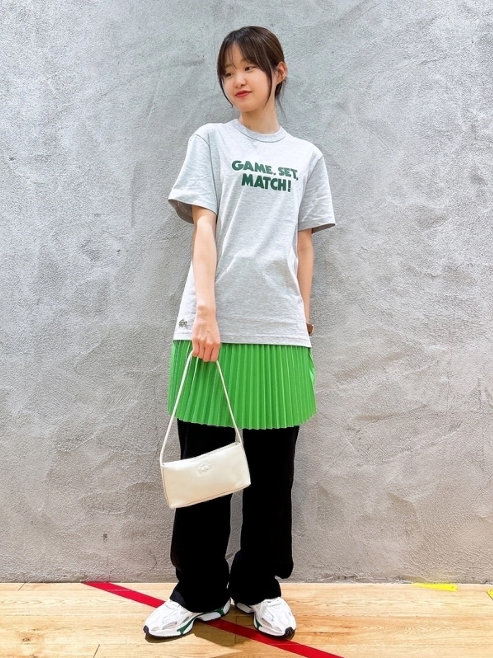 「スカートスタイル、Tシャツ、ハンドバッグ」｜「LACOSTEのオーガニックコットン メッセージプリントバインダーネック半袖Tシャツ（Tシャツ/カットソー、グレー系）」を使った、momoさん（レディース・166cm）の春コーディネートの1枚目の写真