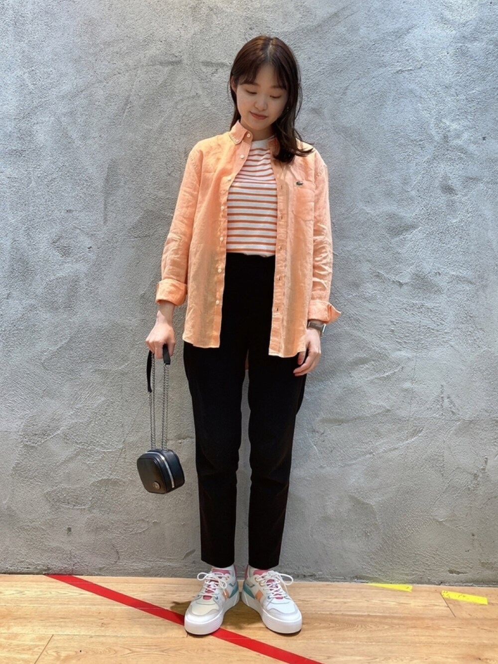 「LACOSTEのリネンボタンダウンシャツ（シャツ/ブラウス、オレンジ系）」を使った、momoさん（レディース・166cm）の春コーディネートの1枚目の写真