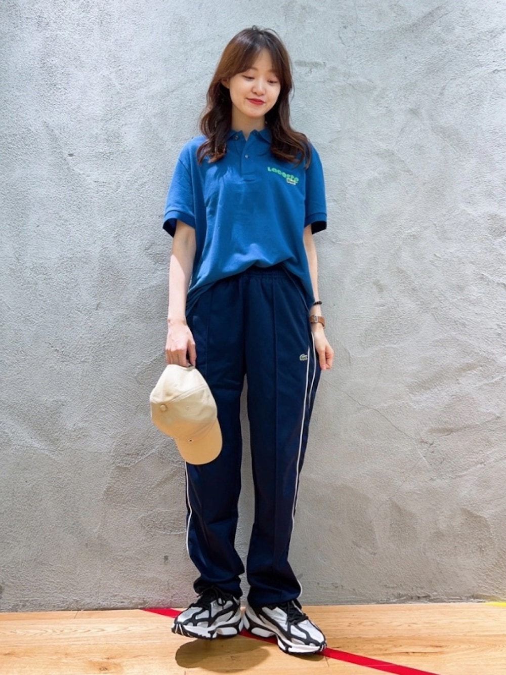 「トラックパンツ、ポロシャツ、キャップ」｜「LACOSTEのオーガニックコットン鹿の子 ネームプリント ヴィンテージ ポロシャツ（ポロシャツ、ブルー系）」を使った、momoさん（レディース・166cm）の春コーディネートの1枚目の写真