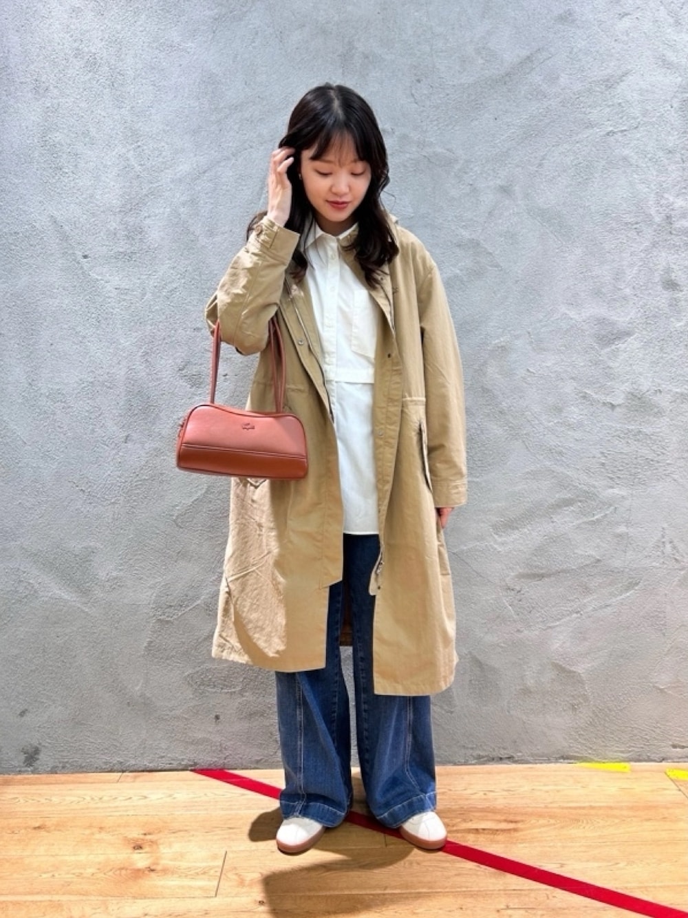 「トレンチコート、シャツ」｜「LACOSTEのローラレザーショルダーバッグ（ショルダーバッグ、ブラウン系）」を使った、momoさん（レディース・166cm）の春コーディネートの1枚目の写真