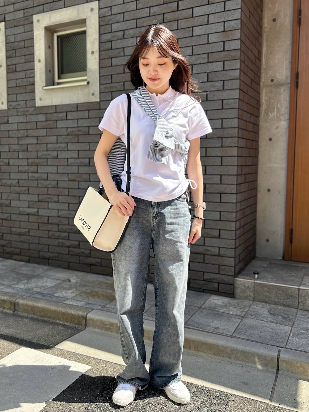 「ポロシャツ、スニーカー」｜「LACOSTEのベーシックストライプシャツ（シャツ/ブラウス、グリーン系）」を使った、momoさん（レディース・166cm）の春コーディネートの1枚目の写真