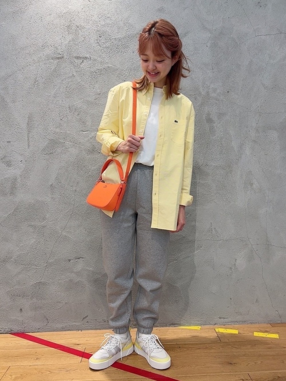 「シャツ、黄色、Tシャツ、ラコステ、ラコステ(LACOSTE)」｜「LACOSTEのオックスフォードボタンダウンシャツ（シャツ/ブラウス、イエロー系）」を使った、momoさん（レディース・166cm）の春コーディネートの1枚目の写真