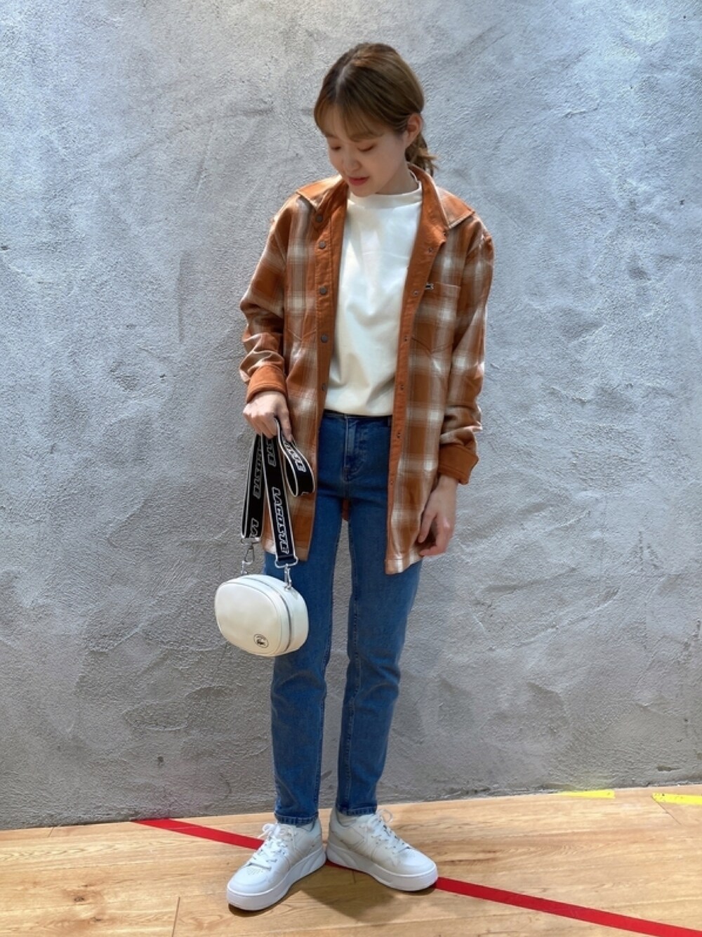 「リバーシブルシャツ、茶色、チェック柄、ボトルネック、Tシャツ、スニーカー」｜「LACOSTEのボトルネックミラノリブプルオーバー トレーナー（スウェット、ホワイト系）」を使った、momoさん（レディース・166cm）の春コーディネートの1枚目の写真