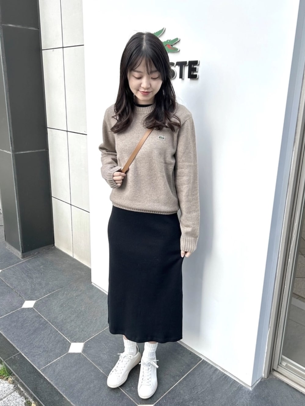 「カシミヤニット、カシミヤ、リブワンピース、ワンピース、スニーカー」｜「LACOSTEのエッセンシャルカシミヤニットセーター / 3Dシームレスニット（ニット/セーター、ブラウン系）」を使った、momoさん（レディース・166cm）の春コーディネートの1枚目の写真