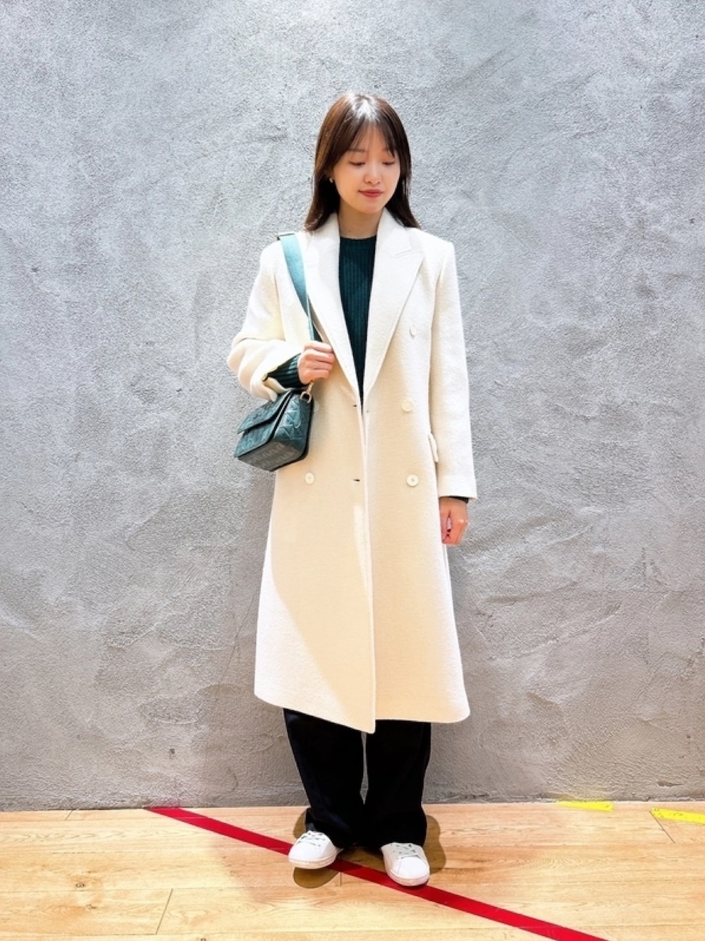 「LACOSTEのエッセンシャルローゲージニットセーター（ニット/セーター、グリーン系）」を使った、momoさん（レディース・166cm）の春コーディネートの1枚目の写真