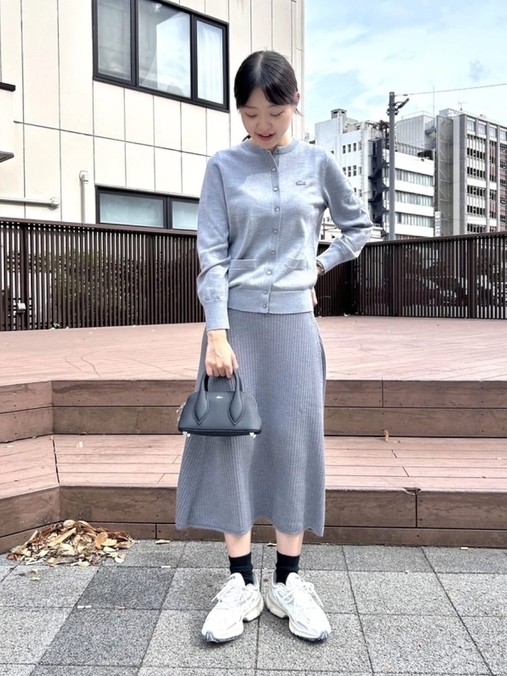 「カーディガン、スカート、ニット、スニーカー」｜「LACOSTEのウォッシャブルウールニットカーディガン（カーディガン/ボレロ、グレー系）」を使った、momoさん（レディース・166cm）の春コーディネートの1枚目の写真