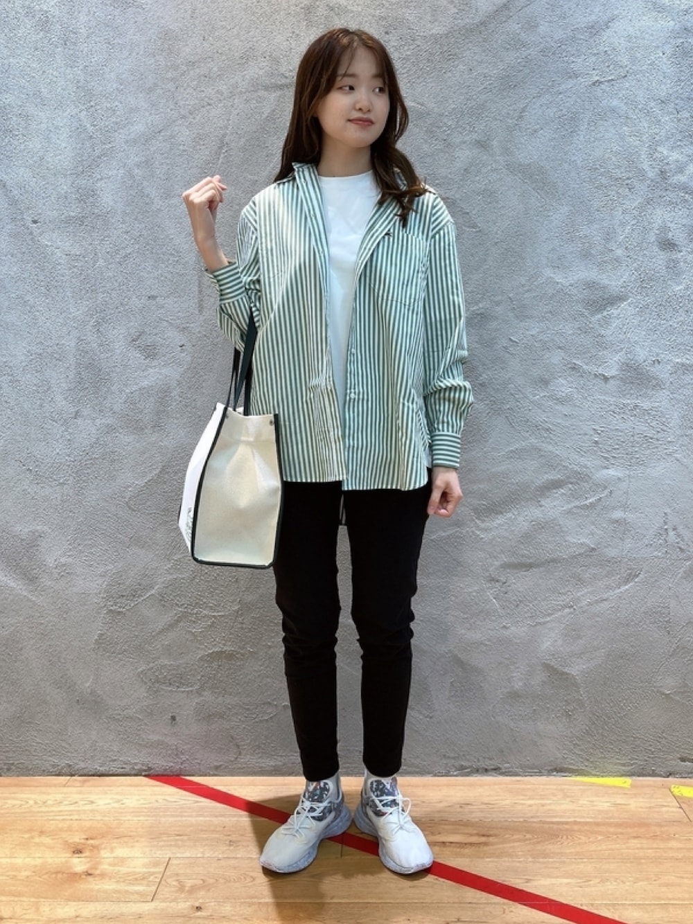「LACOSTEのワイドストライプシャツ（シャツ/ブラウス、グリーン系）」を使った、momoさん（レディース・166cm）の春コーディネートの1枚目の写真