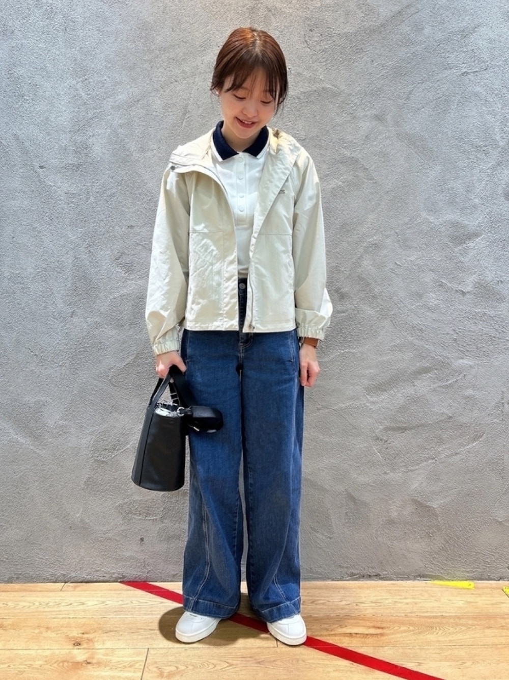 「春コーデ、デニム、マウンテンパーカー、ポロシャツ」｜「LACOSTEの撥水 ショート丈 ウィメンズ ヘムライン マウンテンパーカー（ブルゾン、ホワイト系）」を使った、momoさん（レディース・166cm）の春コーディネートの1枚目の写真
