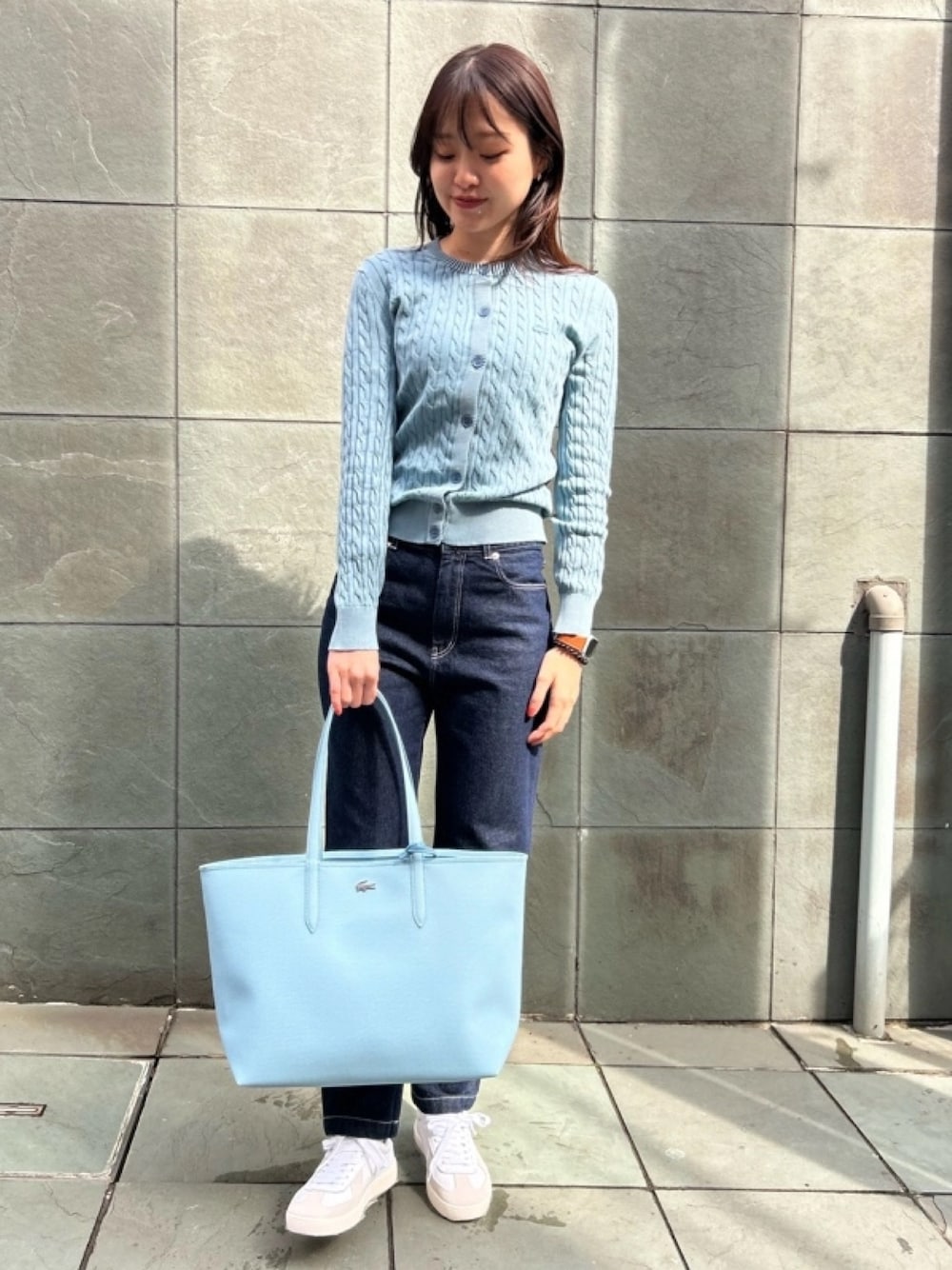 「ケーブルニット、シューズ、デニムパンツ」｜「LACOSTEのレディース BASESHOT PRO 125 2 SFA（スニーカー、ホワイト系）」を使った、momoさん（レディース・166cm）の春コーディネートの1枚目の写真