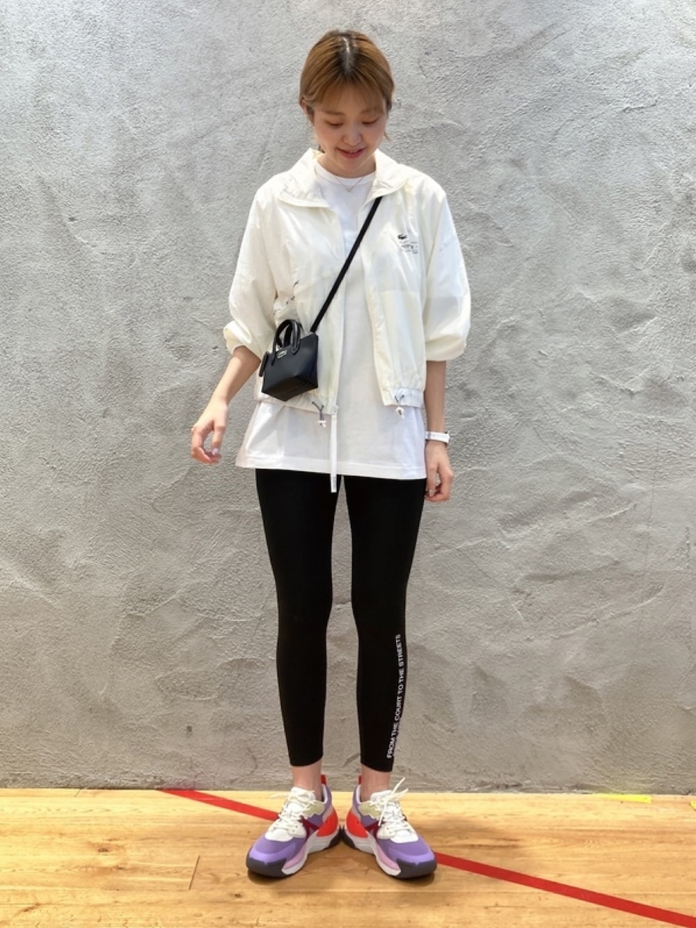 「スポーツミックス、Tシャツ、スニーカー」｜「LACOSTEの【LACOSTE/ラコステ】クロコエンブレム クルーネックワンポイントTシャツ/ブランドロゴワッペンT（Tシャツ/カットソー、ホワイト系）」を使った、momoさん（レディース・166cm）の春コーディネートの1枚目の写真