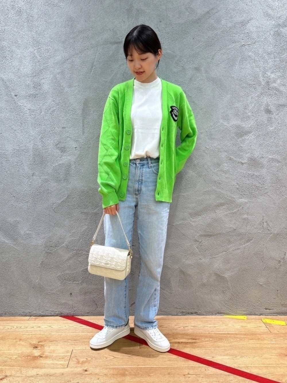 「カーディガン、ショルダーバッグ、ハンドバッグ」｜「LACOSTEのトーナルアーガイル柄 Vネックコットンニットカーディガン（カーディガン/ボレロ、グリーン系）」を使った、momoさん（レディース・166cm）の春コーディネートの1枚目の写真