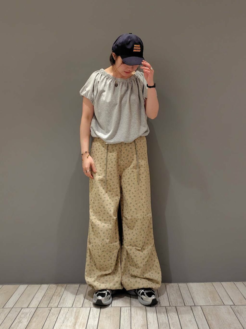 ベージュ系のその他パンツ、グレー系のスウェットを着用したレディースの夏コーディネートの1枚目の写真