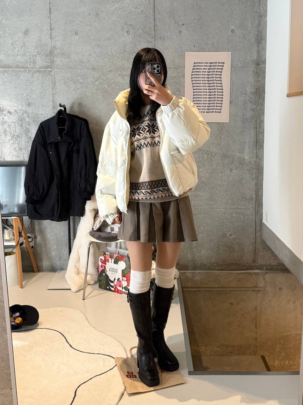 ホワイト系のブルゾン、ブラック系のブーツ、ブラック系のTシャツ/カットソーを着用したレディースの冬コーディネートの1枚目の写真