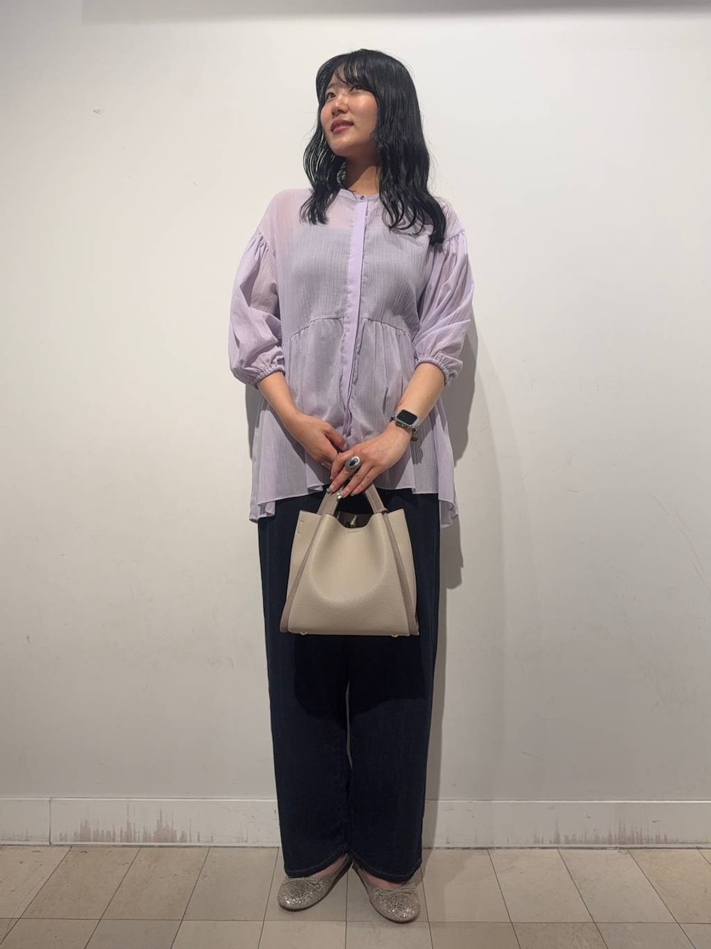 ゴールド系のバレエシューズ、パープル系のシャツ/ブラウス、ブルー系のデニムパンツを着用したレディースの秋コーディネートの1枚目の写真