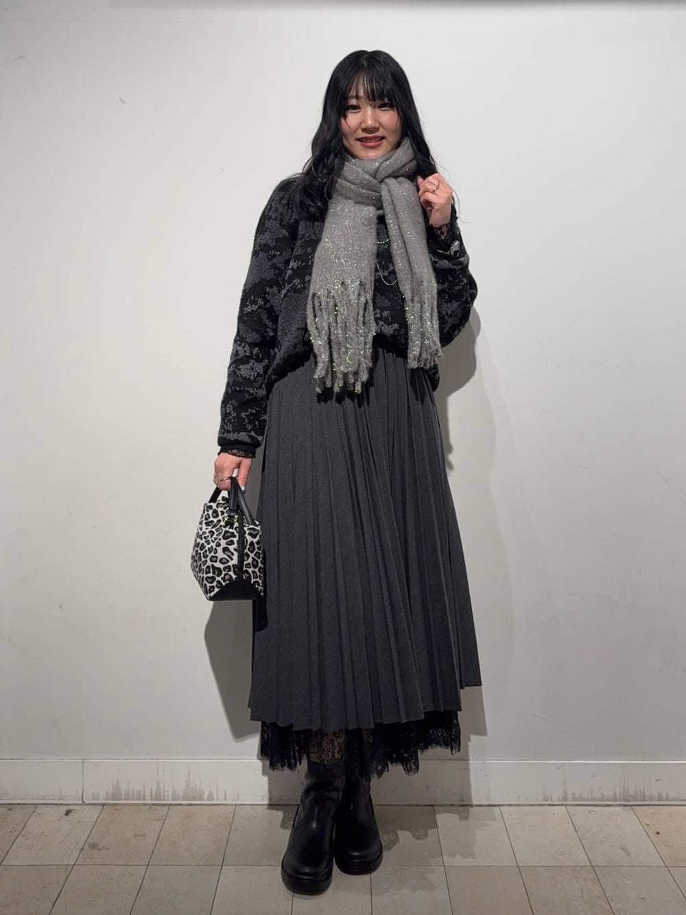 その他のショルダーバッグ、ブラウン系のワンピース、ブラック系のブーツを着用したレディースの冬コーディネートの1枚目の写真