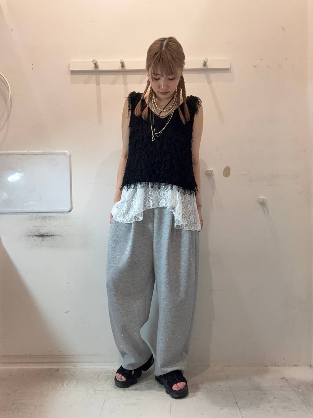 「骨格ストレート、高身長、カジュアル、カジュアルコーデ」｜「LOWRYS FARMのカットイージーカーブパンツ 292362（スウェットパンツ、その他）」を使った、soyosukeさん（レディース・170cm）の夏コーディネートの1枚目の写真