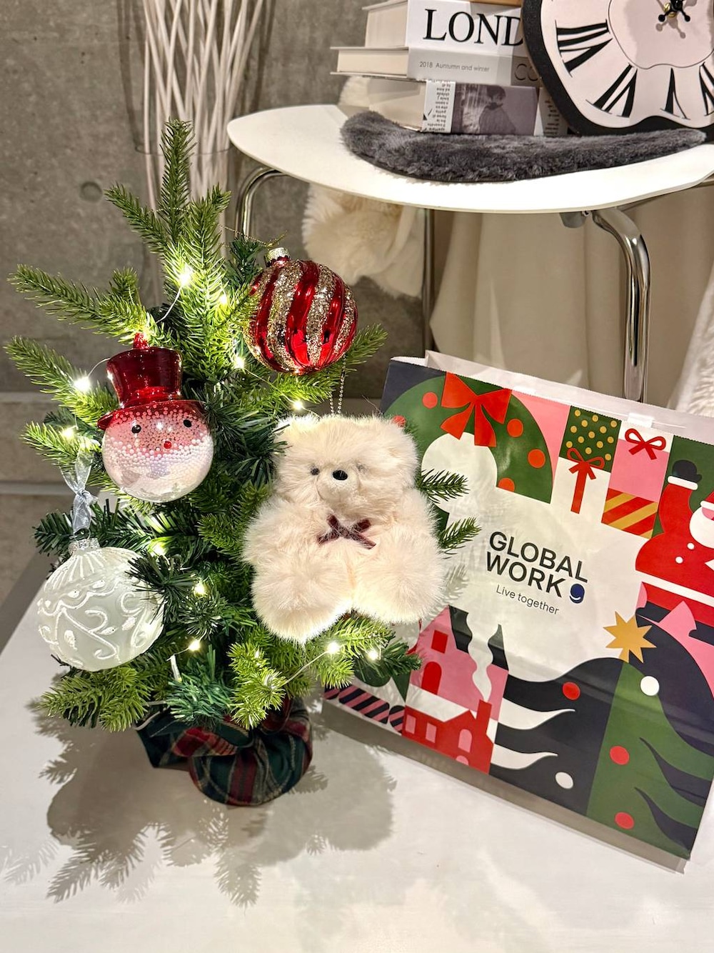 ホワイト系のインテリア雑貨、レッド系のインテリア雑貨、レッド系のインテリア雑貨を着用したレディースの冬コーディネートの1枚目の写真