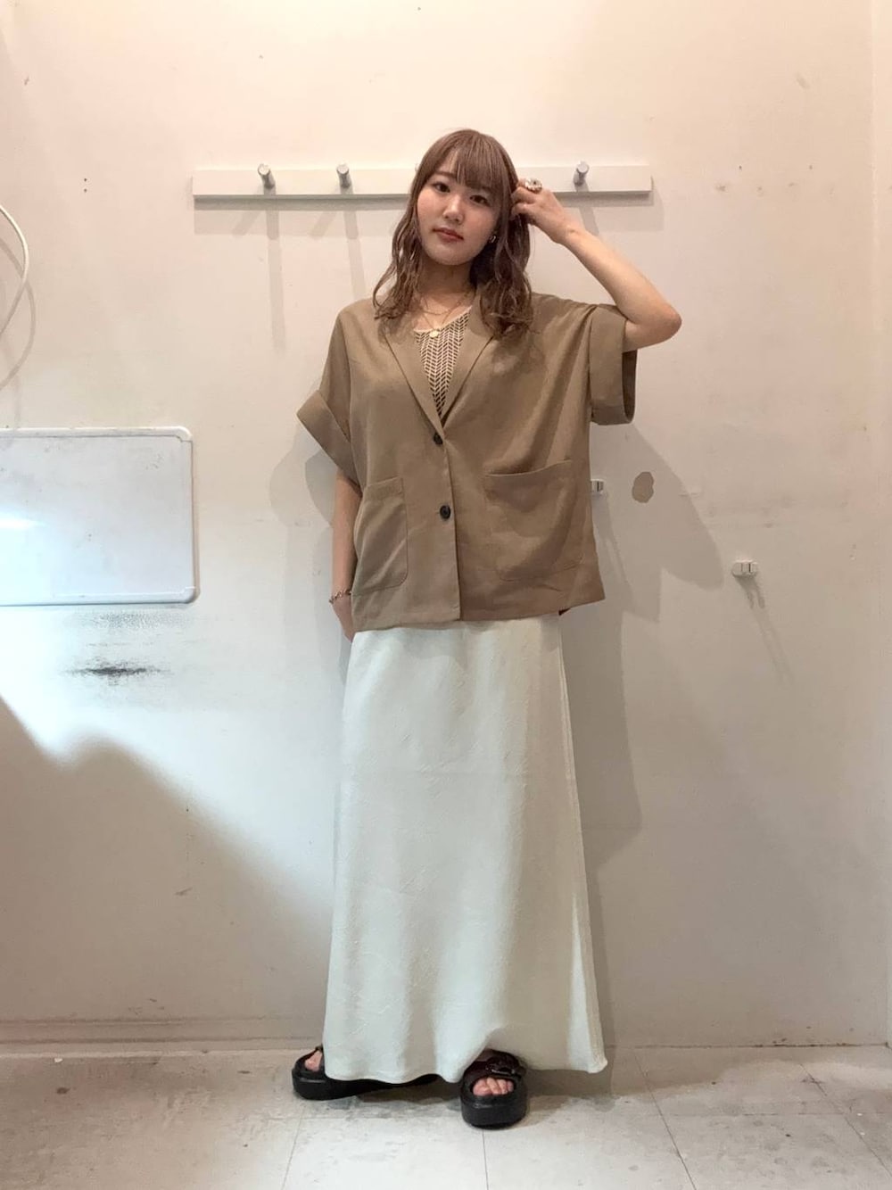 「骨格ストレート、高身長、カジュアル、カジュアルコーデ」｜「LOWRYS FARMのストレッチサテンスカート　 290120（スカート、ホワイト系）」を使った、soyosukeさん（レディース・170cm）の春コーディネートの1枚目の写真
