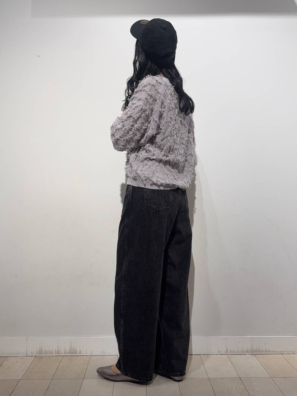 その他のパンプス、ブラック系のデニムパンツ、グレー系のカーディガン/ボレロを着用したレディースの秋コーディネートの1枚目の写真