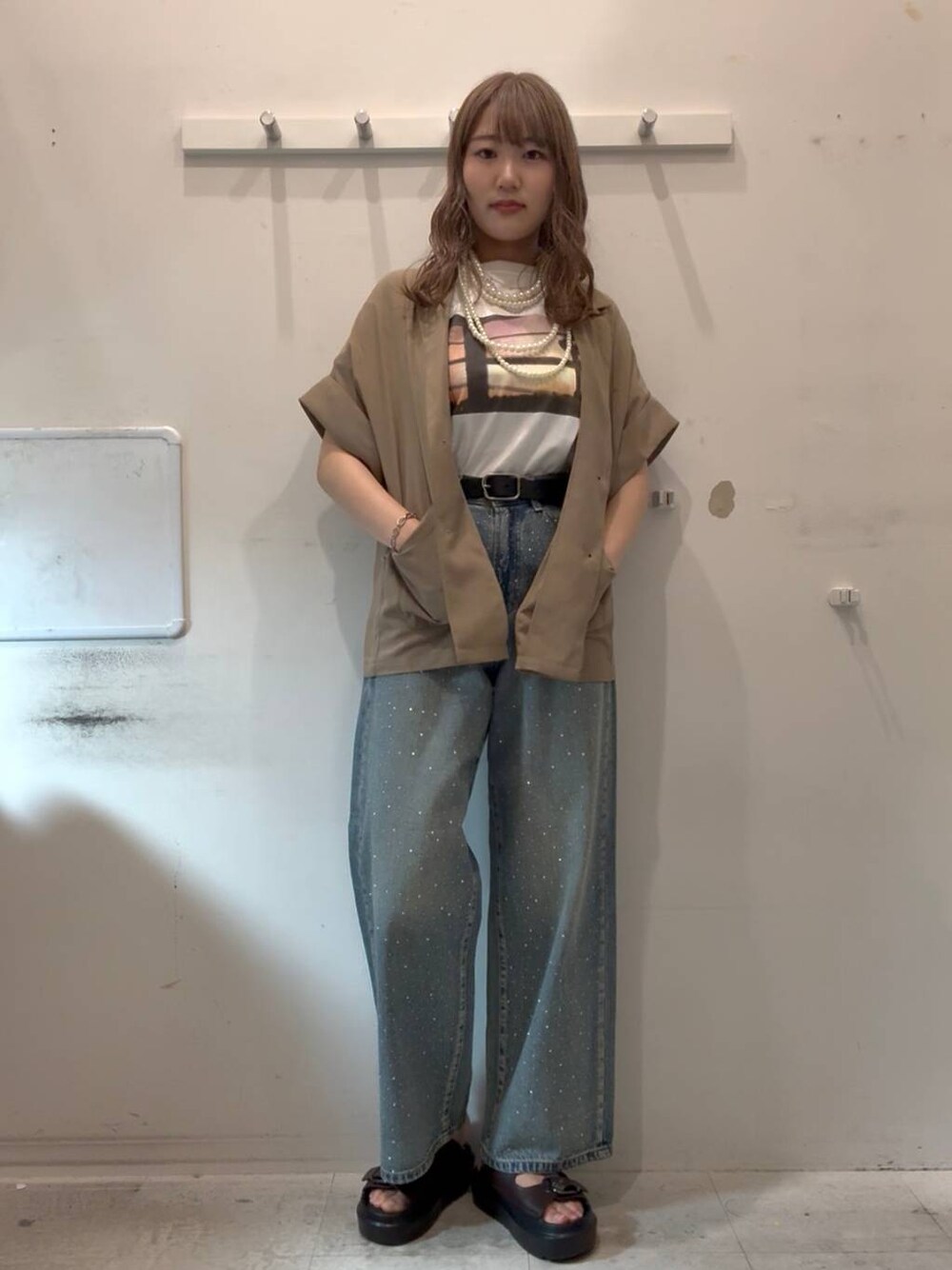 「骨格ストレート、高身長、カジュアル、カジュアルコーデ」｜「LOWRYS FARMのビジューワイドストレートＰ 136104（デニムパンツ、ブルー系）」を使った、soyosukeさん（レディース・170cm）の春コーディネートの1枚目の写真