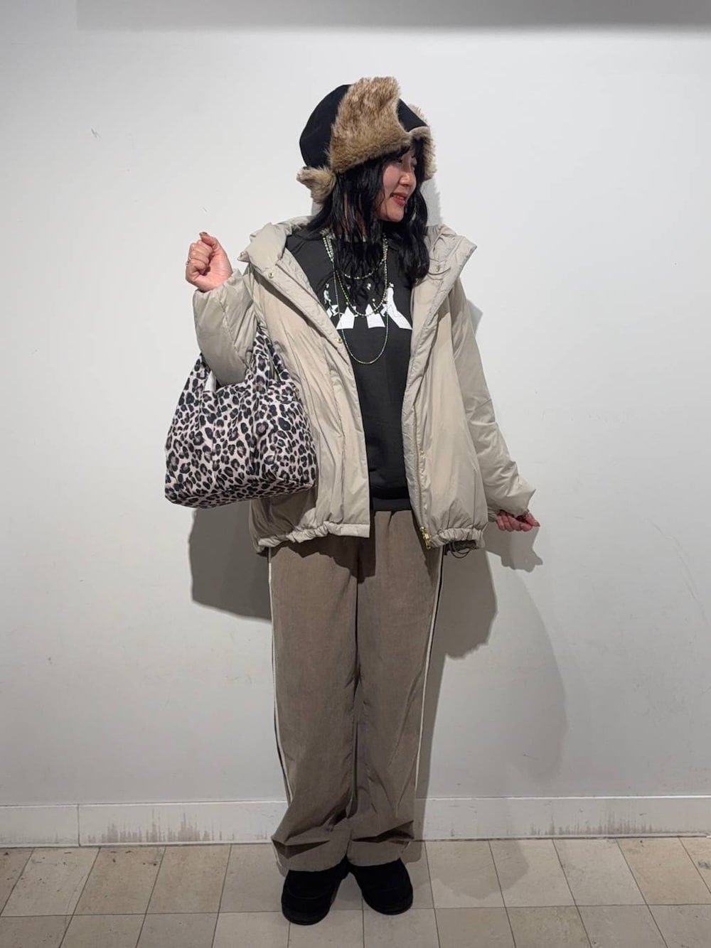 その他のトートバッグ、ベージュ系のダウンジャケット/コート、ベージュ系のその他パンツを着用したレディースの秋コーディネートの1枚目の写真