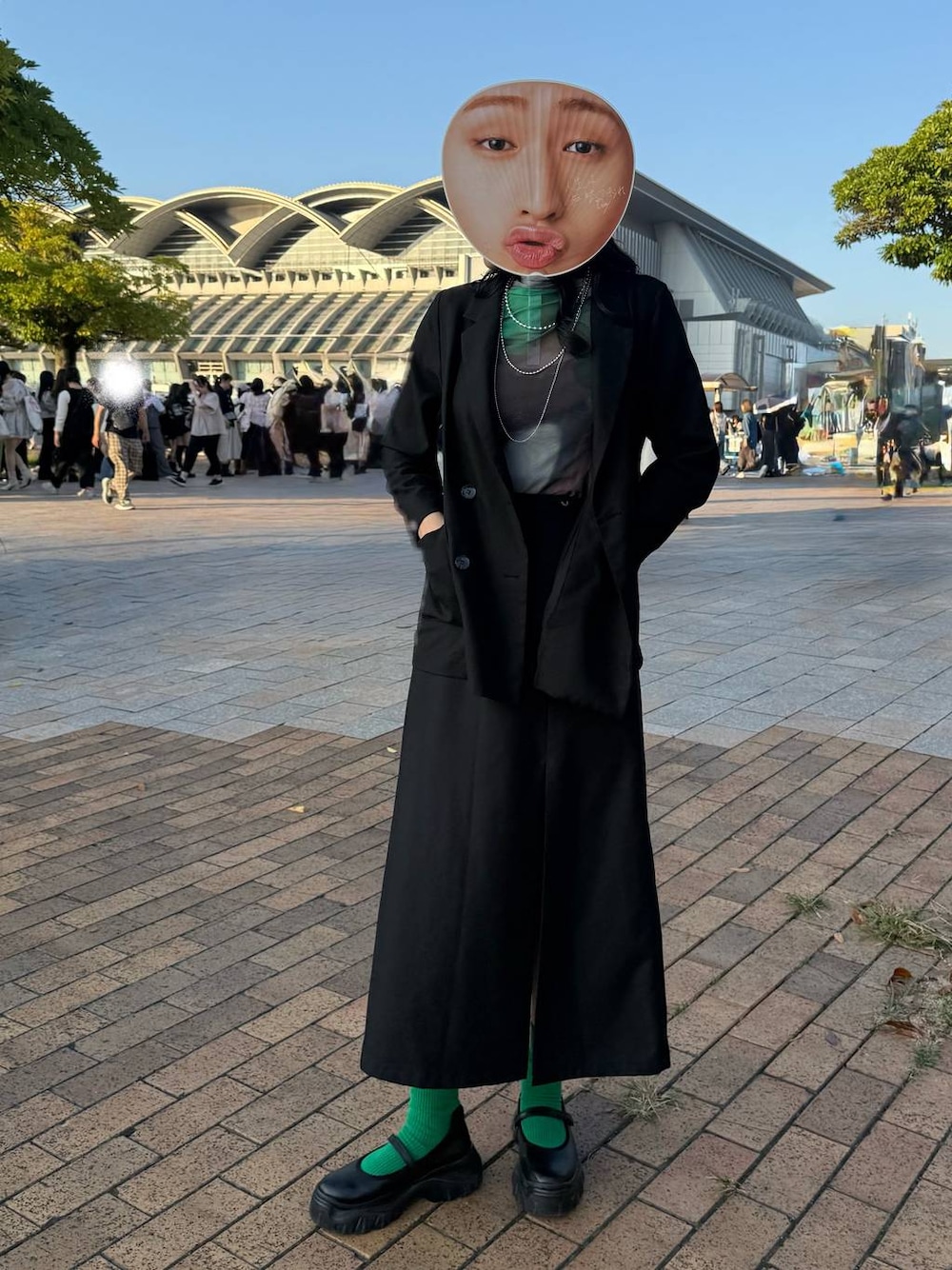 ブラック系のスニーカー、ブラック系のテーラードジャケット、シルバー系のネックレスを着用したレディースの秋コーディネートの1枚目の写真