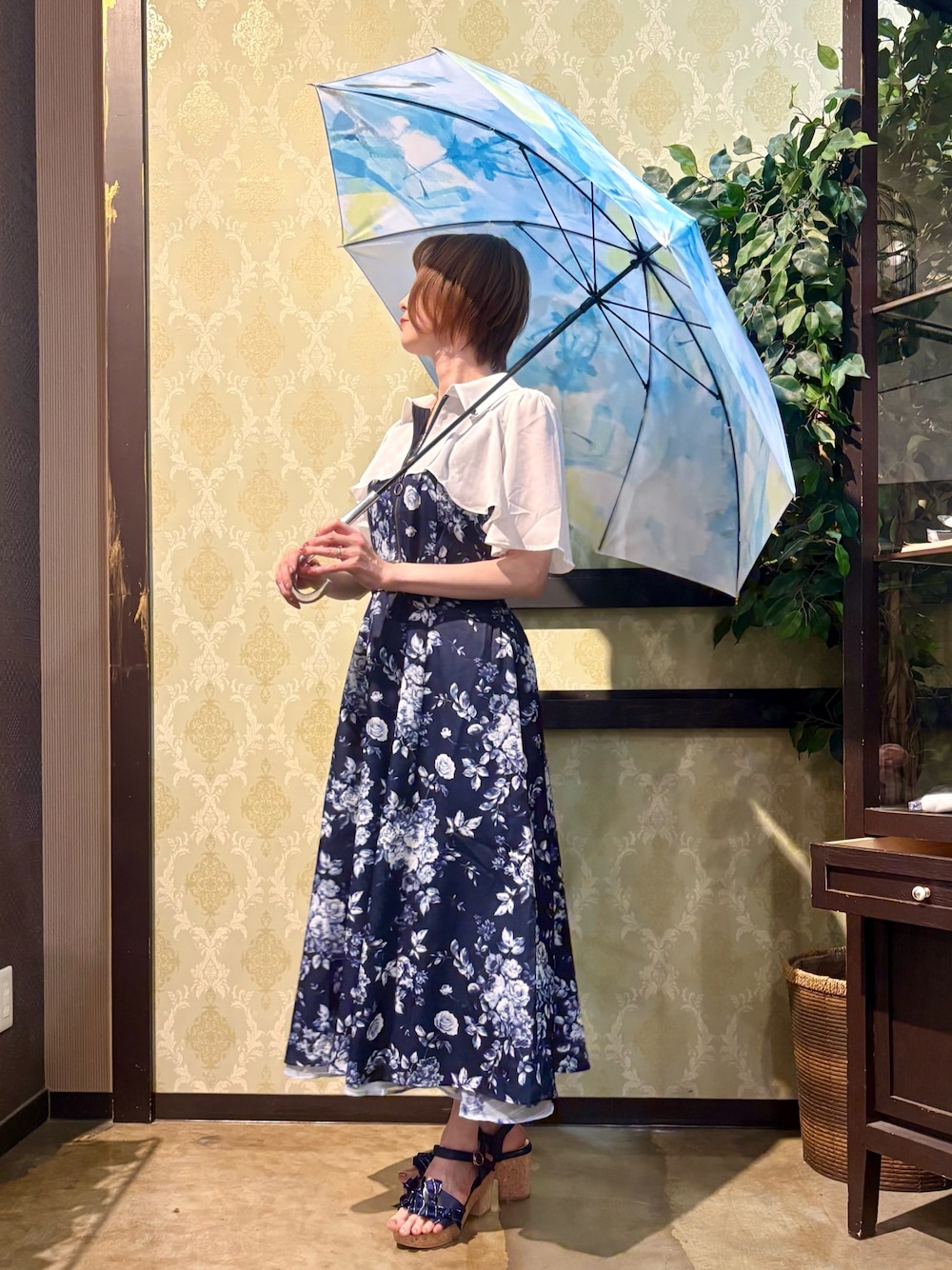 「サンダル、雨の日コーデ、休日スタイル、お出かけコーデ、デートコーデ、ワンピース、ロングスカート、きれいめカジュアル、axes femme、ラクチンコーデ、夏、おしゃれさんと繋がりたい、大人コーデ、初夏コーデ、ブルーコーデ」｜「axes femmeのグラデーションアート柄長傘（長傘、ブルー系）」を使った、ハナミズキさん（レディース・158cm）の春コーディネートの1枚目の写真