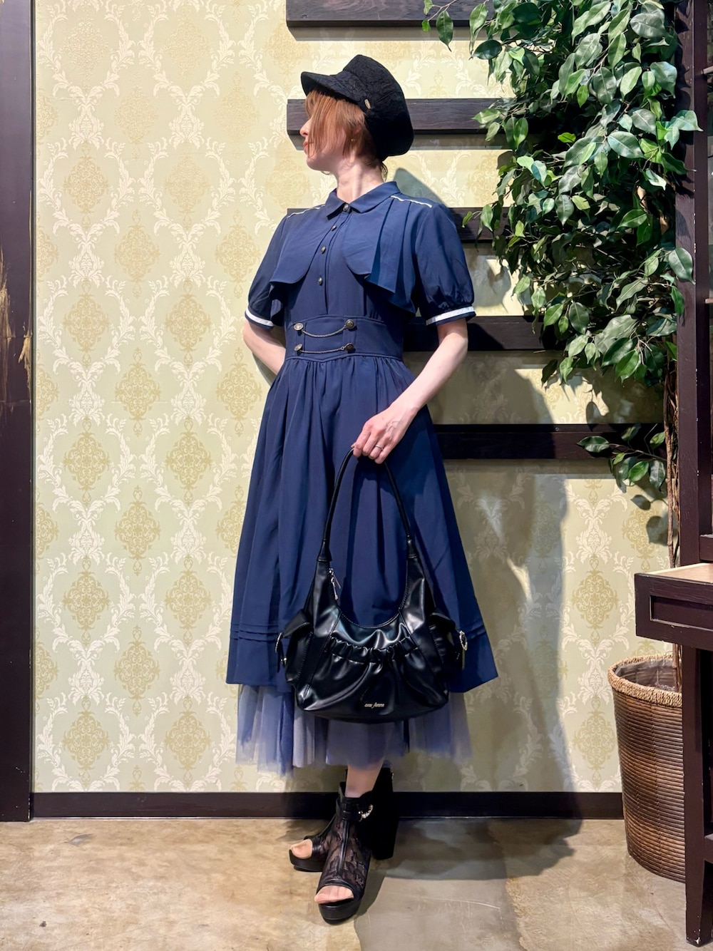「ショルダーバッグ、レイヤードスタイル、やっぱり帽子が好き、ワンピース、シンプルコーデ、きれいめカジュアル、休日スタイル、お出かけコーデ、デートコーデ、axes femme、オトナカジュアル、きれいめコーデ、大人ファッション、大人女子、ワンピースコーデ」｜「axes femmeのハイウエストフラシ半袖ワンピース（ワンピース、ブルー系）」を使った、ハナミズキさん（レディース・158cm）の春コーディネートの1枚目の写真