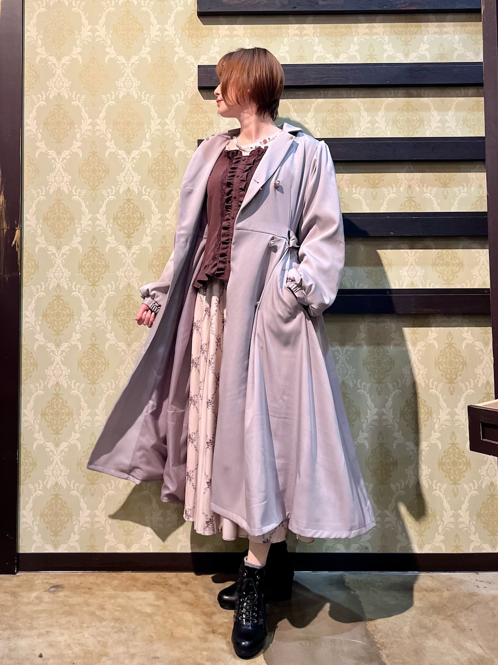 「春めき満開コーデ、axes femme、大人可愛い、お出かけコーデ、スプリングコート、ロングスカート、トートバッグ、大人かわいい、きれいめカジュアル」｜「axes femmeのフード付トレンチコート（トレンチコート、パープル系）」を使った、ハナミズキさん（レディース・158cm）の春コーディネートの1枚目の写真